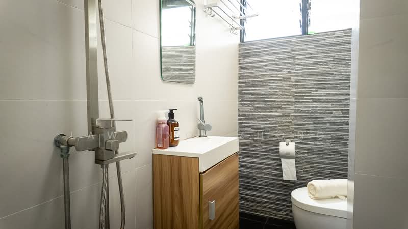 144 Tampines Street 12, 144 Tampines Street 12, 2 Bedrooms, 797 sqft, HDB Flat For Sale, by Lawrence Zhong, 500232624 - Common Bathroom - PropertyGuru.com.sg