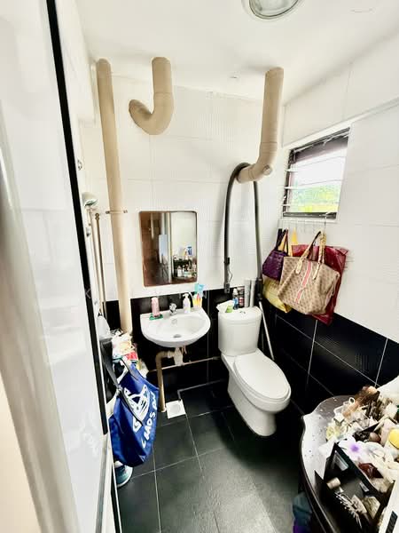135 Bukit Batok West Avenue 6, 135 Bukit Batok West Avenue 6, 3 Bedrooms, 1,000 sqft, HDB Flat For Sale, by Kelvin Poh, 500232625 - Bathroom - PropertyGuru.com.sg