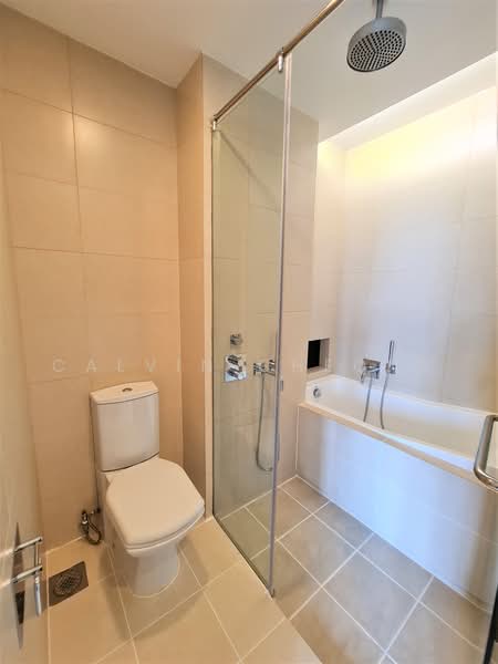 The Cathay Residences, 30 Mount Sophia, 2 Bedrooms, 1,063 sqft, Apartment For Rent, by Calvin Cheong, 500232634 - Master Bathroom - PropertyGuru.com.sg
