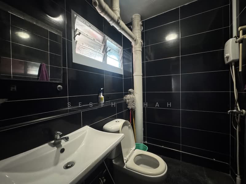 604 Woodlands Drive 42, 604 Woodlands Drive 42, Room Rental, 150 sqft, HDB Flat For Rent, by Sesth Shah, 500232643 - Bathroom - PropertyGuru.com.sg
