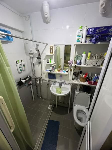 330 Serangoon Avenue 3, 330 Serangoon Avenue 3, 3 Bedrooms, 904 sqft, HDB Flat For Sale, by Carlton Hwee, 500232659 - Bathroom - PropertyGuru.com.sg