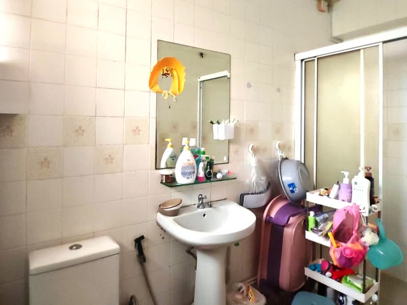 10D Bedok South Avenue 2, 10D Bedok South Avenue 2, 4 Bedrooms, 1,561 sqft, HDB Flat For Rent, by Florence Lim, 500232661 - Bathroom - PropertyGuru.com.sg
