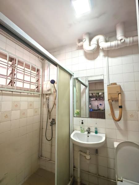 10D Bedok South Avenue 2, 10D Bedok South Avenue 2, 4 Bedrooms, 1,561 sqft, HDB Flat For Rent, by Florence Lim, 500232661 - Bathroom - PropertyGuru.com.sg