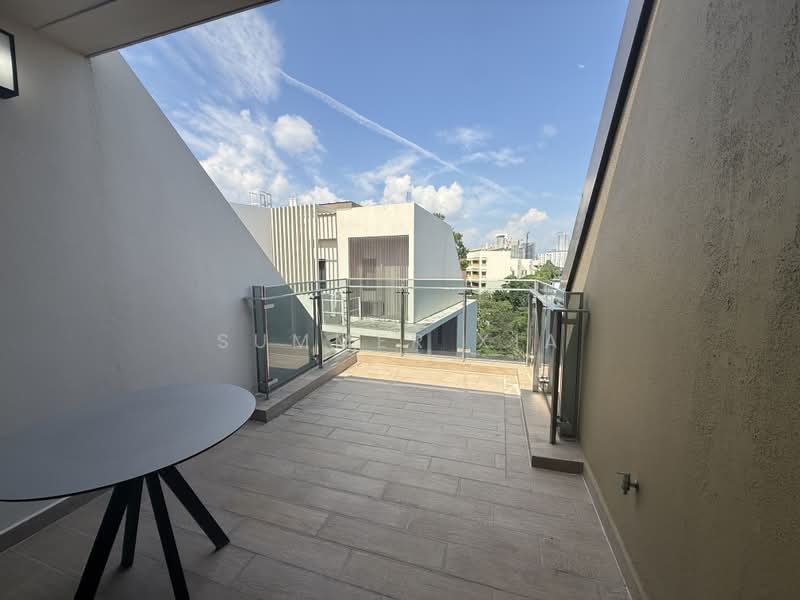 Parksuites, 18 Holland Grove Road, 3 Bedrooms, 1,421 sqft, Condominium For Sale, by Summer Xia, 500232666 - Balcony - PropertyGuru.com.sg