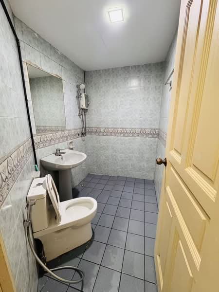 Wing Fong Court, 10 Lorong 14 Geylang, Room Rental, 70 sqft, Condominium For Rent, by Leo, 500232683 - Bathroom - PropertyGuru.com.sg