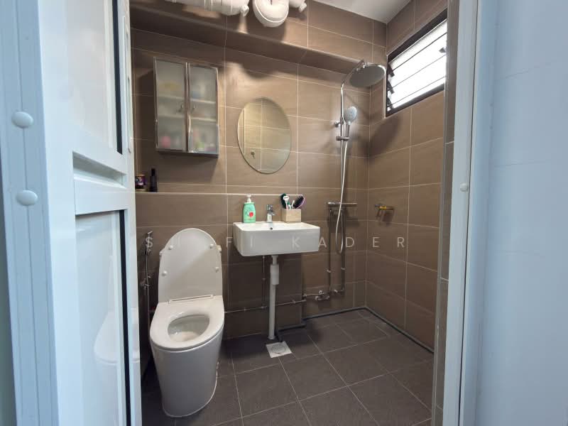302 Tampines Street 32, 302 Tampines Street 32, 3 Bedrooms, 1,130 sqft, HDB Flat For Sale, by Shafi Kader, 500232685 - Master Bathroom - PropertyGuru.com.sg