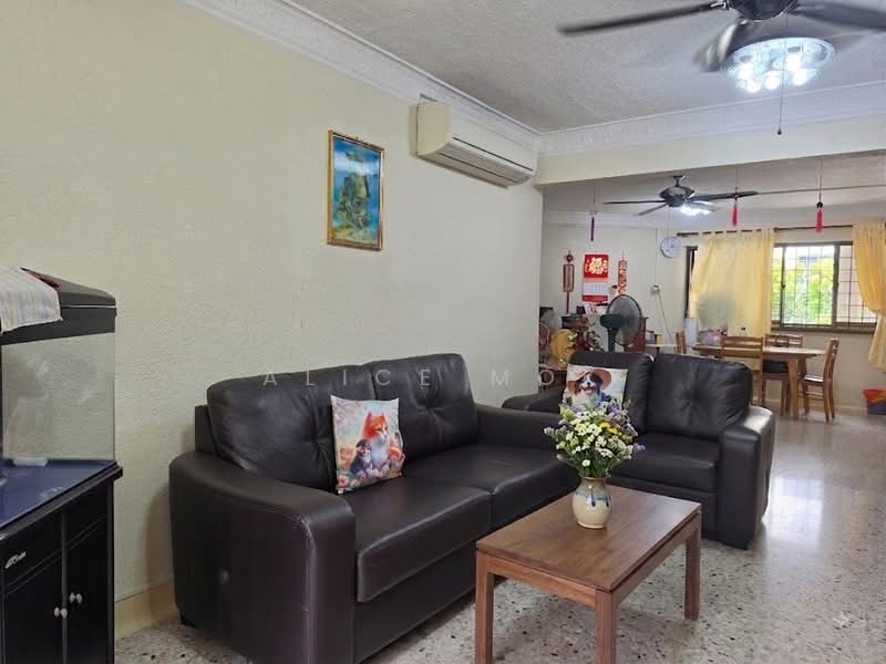 232 Yishun Street 21, 232 Yishun Street 21, 3 Bedrooms, 1,302 sqft, HDB Flat For Sale, by Alice Mok, 500232701 - Living Room - PropertyGuru.com.sg