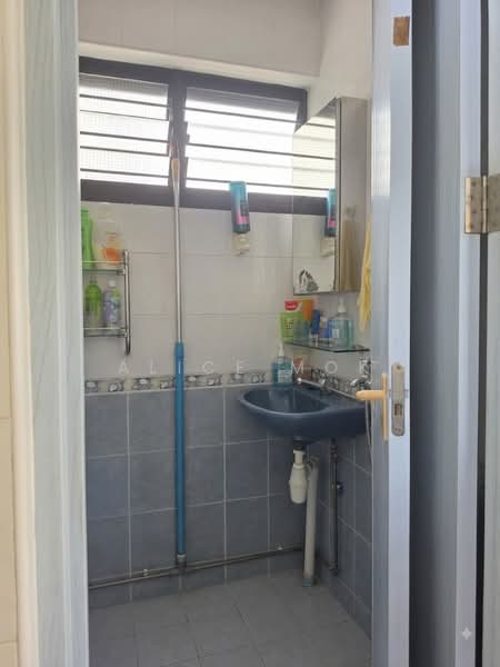 232 Yishun Street 21, 232 Yishun Street 21, 3 Bedrooms, 1,302 sqft, HDB Flat For Sale, by Alice Mok, 500232701 - Bathroom - PropertyGuru.com.sg