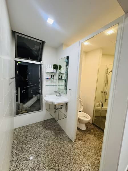 Kerrisdale, 36 Sturdee Road, Room Rental, 80 sqft, Condominium For Rent, by Leo, 500232714 - Bathroom - PropertyGuru.com.sg