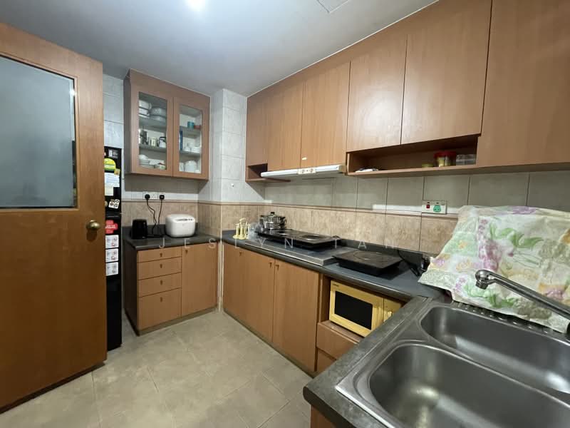 East Meadows, 34 Tanah Merah Kechil Road, 3 Bedrooms, 1,356 sqft, Condominium For Sale, by Jeslyn Tan, 500232759 - Kitchen - PropertyGuru.com.sg