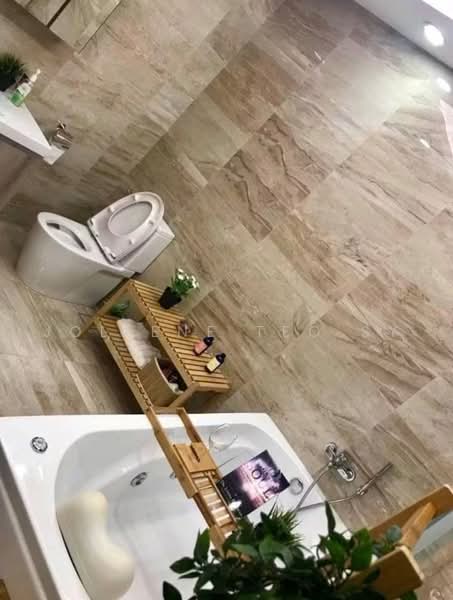 Jalan Chempaka Kuning, Jalan Chempaka Kuning, 7 Bedrooms, 3,388 sqft, Terraced House For Sale, by Jollene Teo SY, 500232795 - Master Bathroom - PropertyGuru.com.sg