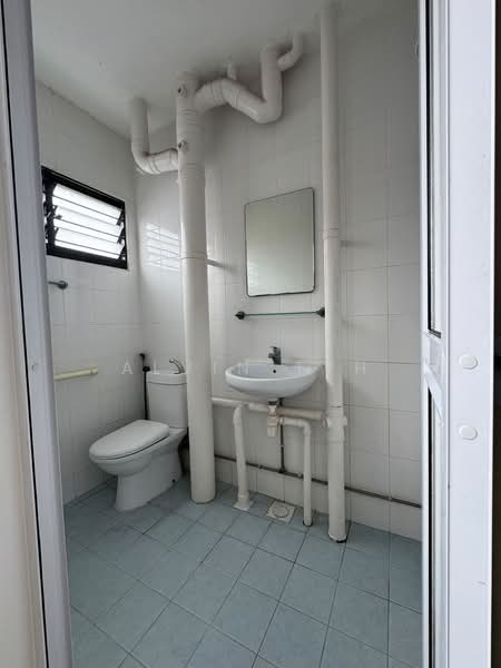 524 Hougang Avenue 6, 524 Hougang Avenue 6, Hougang / Punggol / Sengkang, 4 Bedrooms, 1,130 sqft, HDB Flat For Sale, by Alvin Tyh, 500232802 - Bathroom - PropertyGuru.com.sg