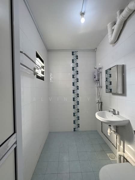 524 Hougang Avenue 6, 524 Hougang Avenue 6, Hougang / Punggol / Sengkang, 4 Bedrooms, 1,130 sqft, HDB Flat For Sale, by Alvin Tyh, 500232802 - Bathroom - PropertyGuru.com.sg