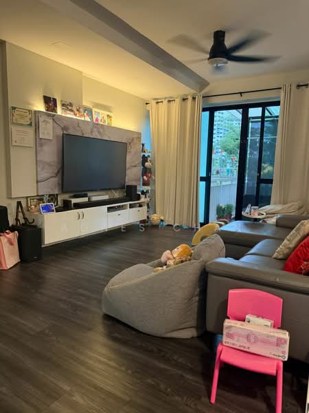 Pinevale, 2 Tampines Street 73, 3 Bedrooms, 1,581 sqft, Condominium For Sale, by Agnes Chan, 500232803 - Living Room - PropertyGuru.com.sg