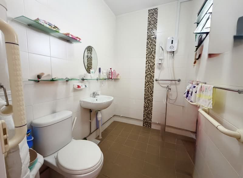 448 Tampines Street 42, 448 Tampines Street 42, 3 Bedrooms, 1,119 sqft, HDB Flat For Sale, by Carol Liew, 500232851 - Bathroom - PropertyGuru.com.sg
