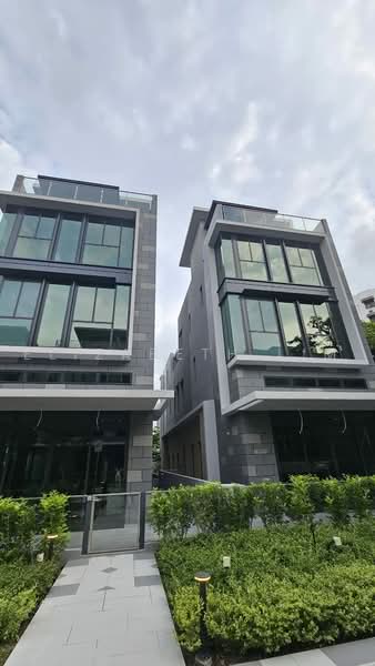 Freehold Semi-D Private Lift 5bed5bath+helper+wc Almost 4000sqft D28 Yio Chu Kang MRT Tavistock AMK, , 6 Bedrooms, 3,929 sqft, Semi-Detached House For Sale, by Elizabeth Lim, 500232871 - Exterior - PropertyGuru.com.sg