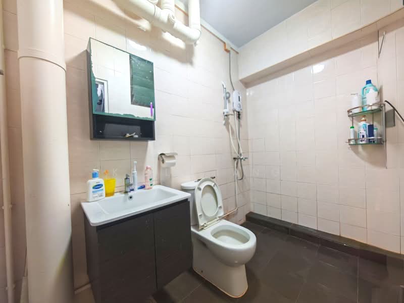 732 Woodlands Circle, 732 Woodlands Circle, 3 Bedrooms, 1,108 sqft, HDB Flat For Sale, by Kelly Tang, 500232896 - Bathroom - PropertyGuru.com.sg