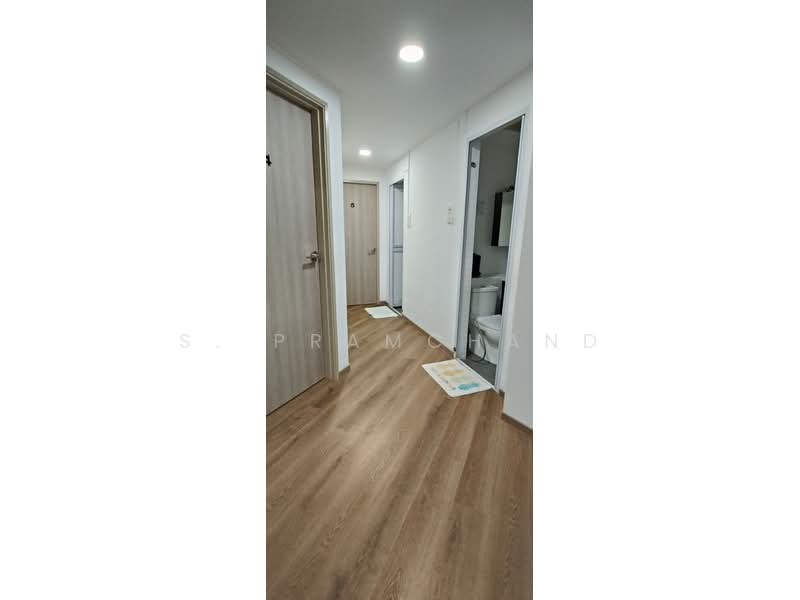Simei Green Condominium, 1 Simei Street 4, 6 Bedrooms, 1,249 sqft, Condominium For Sale, by S. Pramchand, 500232909 - Corridor - PropertyGuru.com.sg
