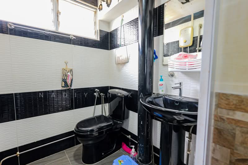 22 Marsiling Drive, 22 Marsiling Drive, 2 Bedrooms, 721 sqft, HDB Flat For Sale, by Nadiyah Kamsani, 500232952 - Common Bathroom - PropertyGuru.com.sg