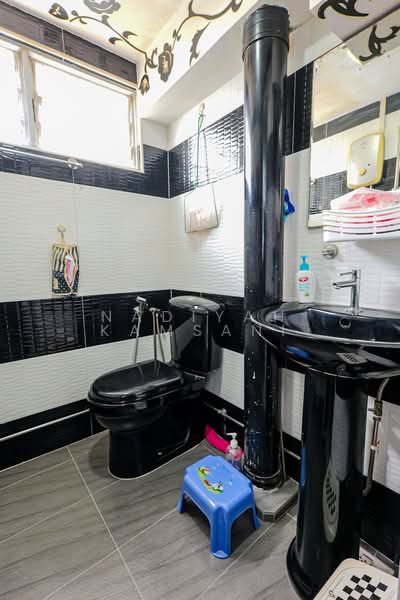 22 Marsiling Drive, 22 Marsiling Drive, 2 Bedrooms, 721 sqft, HDB Flat For Sale, by Nadiyah Kamsani, 500232952 - Common Bathroom - PropertyGuru.com.sg