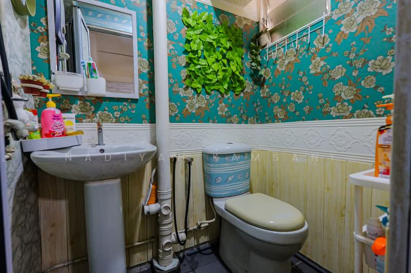 22 Marsiling Drive, 22 Marsiling Drive, 2 Bedrooms, 721 sqft, HDB Flat For Sale, by Nadiyah Kamsani, 500232952 - Master Bathroom - PropertyGuru.com.sg