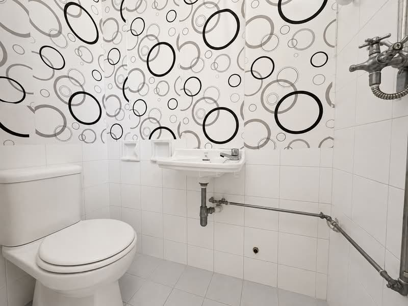 Alwyn Park, , 4 Bedrooms, 2,800 sqft, Terraced House For Sale, by Javien Lee 李峙樑, 500232955 - L1 - Common Bathroom - PropertyGuru.com.sg