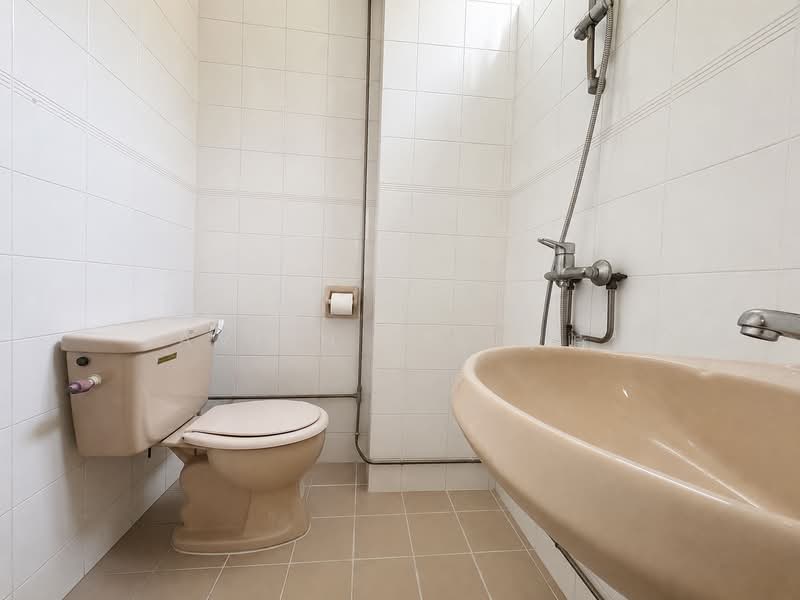 Alwyn Park, , 4 Bedrooms, 2,800 sqft, Terraced House For Sale, by Javien Lee 李峙樑, 500232955 - L2 - Common Bathroom - PropertyGuru.com.sg