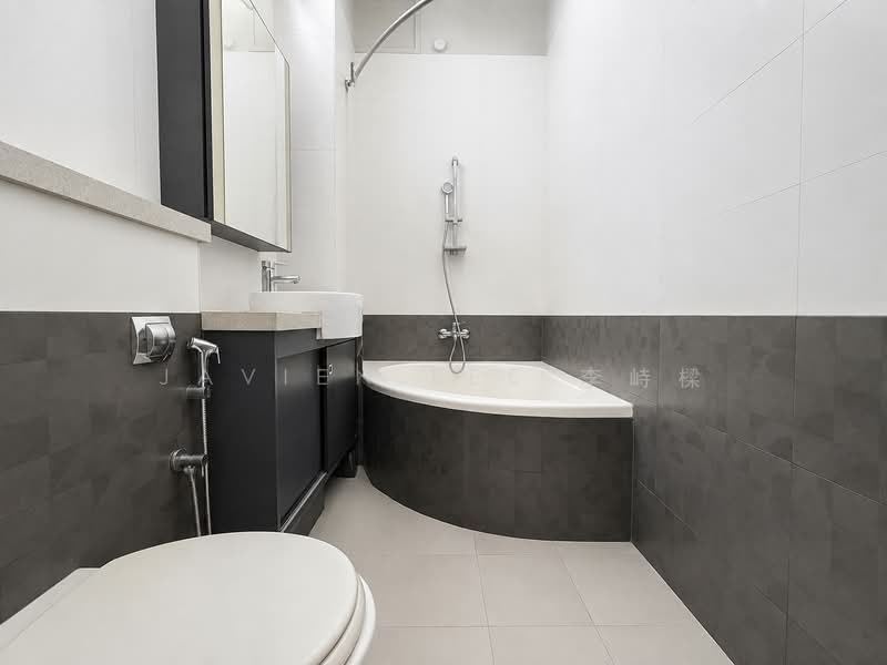 Alwyn Park, , 4 Bedrooms, 2,800 sqft, Terraced House For Sale, by Javien Lee 李峙樑, 500232955 - L3 - Common Bathroom - PropertyGuru.com.sg
