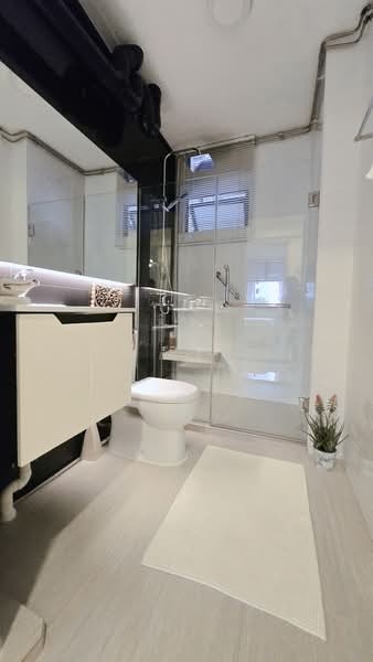 360A Admiralty Drive, 360A Admiralty Drive, 3 Bedrooms, 1,011 sqft, HDB Flat For Sale, by Quek Pei Lin, 500232993 - Bathroom - PropertyGuru.com.sg