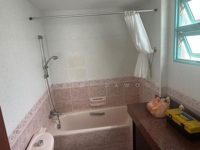 Ballota Park Condo, 152 Mariam Way, 4 Bedrooms, 1,345 sqft, Condominium For Rent, by Suhaimi Dawood, 500233053 - Bathroom - PropertyGuru.com.sg