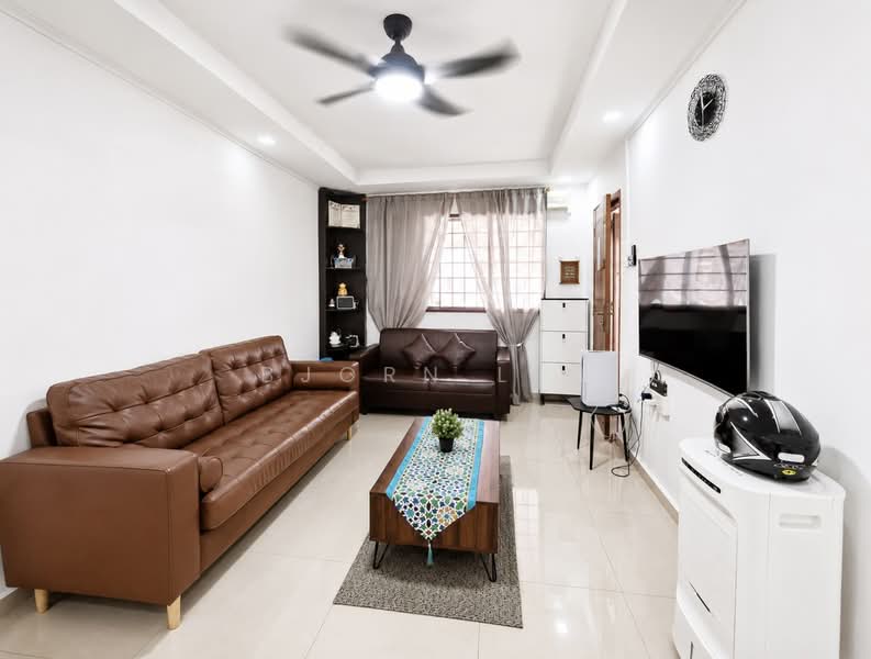 416 Bukit Batok West Avenue 4, 416 Bukit Batok West Avenue 4, 2 Bedrooms, 786 sqft, HDB Flat For Sale, by Bjorn Lim, 500233100 - Living Room - PropertyGuru.com.sg