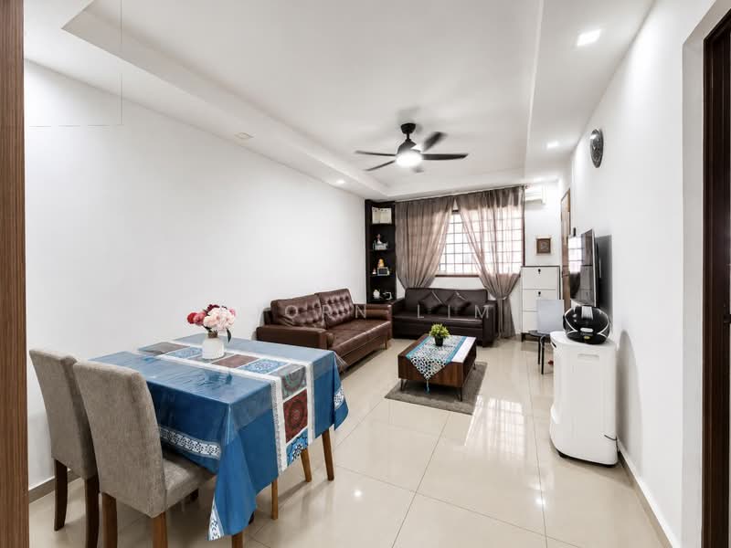 416 Bukit Batok West Avenue 4, 416 Bukit Batok West Avenue 4, 2 Bedrooms, 786 sqft, HDB Flat For Sale, by Bjorn Lim, 500233100 - Living and Dining area - PropertyGuru.com.sg