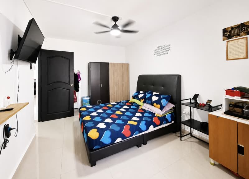 416 Bukit Batok West Avenue 4, 416 Bukit Batok West Avenue 4, 2 Bedrooms, 786 sqft, HDB Flat For Sale, by Bjorn Lim, 500233100 - Master Bedroom - PropertyGuru.com.sg