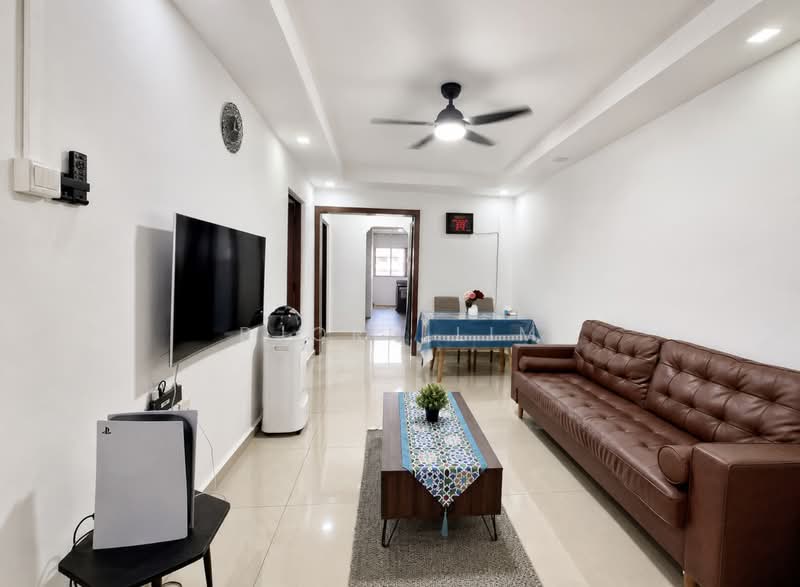 416 Bukit Batok West Avenue 4, 416 Bukit Batok West Avenue 4, 2 Bedrooms, 786 sqft, HDB Flat For Sale, by Bjorn Lim, 500233100 - Living Room - PropertyGuru.com.sg