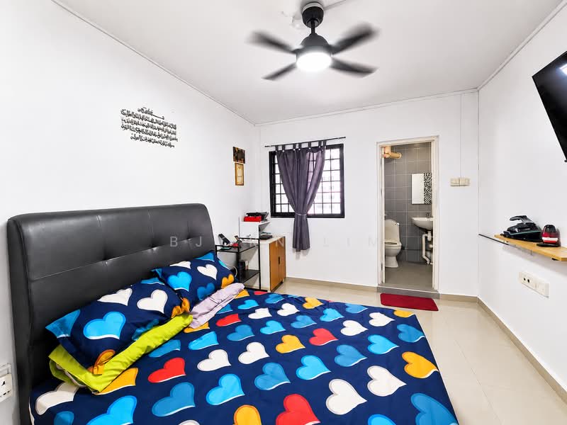 416 Bukit Batok West Avenue 4, 416 Bukit Batok West Avenue 4, 2 Bedrooms, 786 sqft, HDB Flat For Sale, by Bjorn Lim, 500233100 - Master Bedroom - PropertyGuru.com.sg