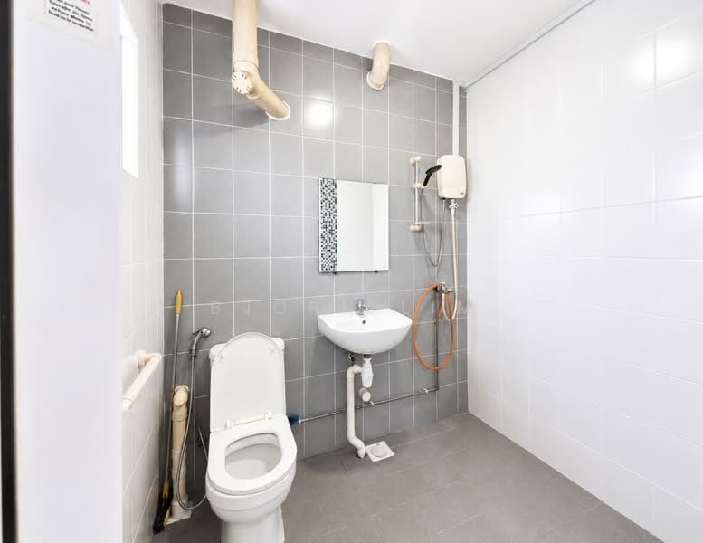 416 Bukit Batok West Avenue 4, 416 Bukit Batok West Avenue 4, 2 Bedrooms, 786 sqft, HDB Flat For Sale, by Bjorn Lim, 500233100 - Attached Bath - PropertyGuru.com.sg