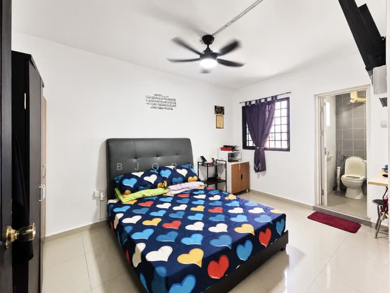 416 Bukit Batok West Avenue 4, 416 Bukit Batok West Avenue 4, 2 Bedrooms, 786 sqft, HDB Flat For Sale, by Bjorn Lim, 500233100 - Master Bedroom - PropertyGuru.com.sg