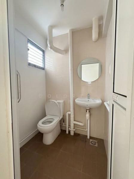 180 Bukit Batok West Avenue 8, 180 Bukit Batok West Avenue 8, Dairy Farm / Bukit Panjang / Choa Chu Kang, 2 Bedrooms, 721 sqft, HDB Flat For Sale, by Dolores Wong, 500233117 - Bathroom - PropertyGuru.com.sg