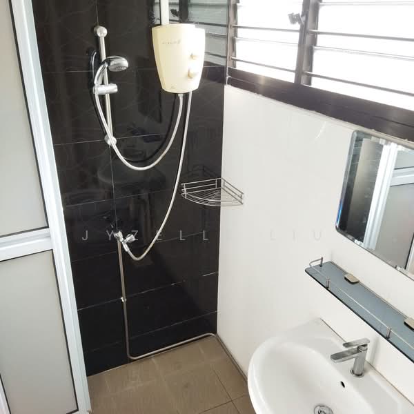 229 Yishun Street 21, 229 Yishun Street 21, 3 Bedrooms, 1,302 sqft, HDB Flat For Rent, by Jyzelle Liu, 500233122 - Bathroom - PropertyGuru.com.sg