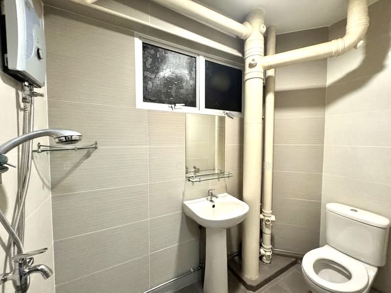263 Jurong East Street 24, 263 Jurong East Street 24, 3 Bedrooms, 1,302 sqft, HDB Flat For Sale, by Davon Chai 蔡忠伦, 500233129 - Bathroom - PropertyGuru.com.sg