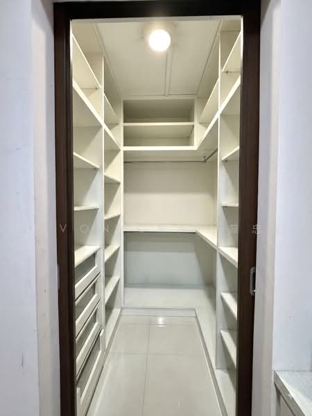 263 Jurong East Street 24, 263 Jurong East Street 24, 3 Bedrooms, 1,302 sqft, HDB Flat For Sale, by Davon Chai 蔡忠伦, 500233129 - Walk In Wardrobe - PropertyGuru.com.sg