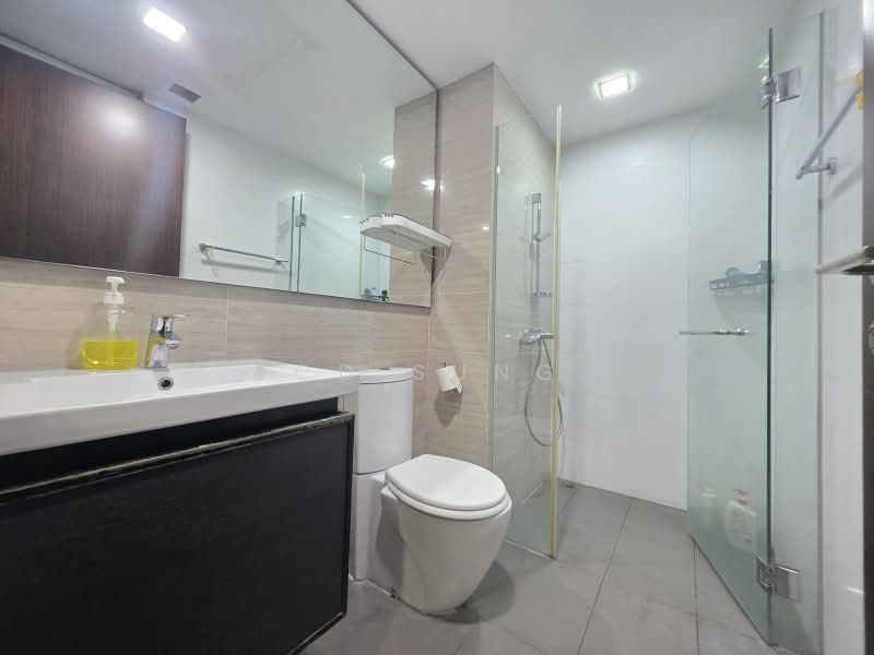 Renovated Move in Condo Huge 3 Bed 2 Bath 1227 Sqft, , 3 Bedrooms, 1,227 sqft, Executive Condominium For Sale, by CD Sung, 500233130 - Bathroom - PropertyGuru.com.sg