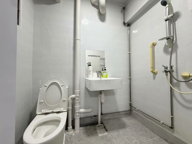329 Yishun Ring Road, 329 Yishun Ring Road, 3 Bedrooms, 904 sqft, HDB Flat For Sale, by Edmund Ng Y S, 500233142 - Bathroom - PropertyGuru.com.sg