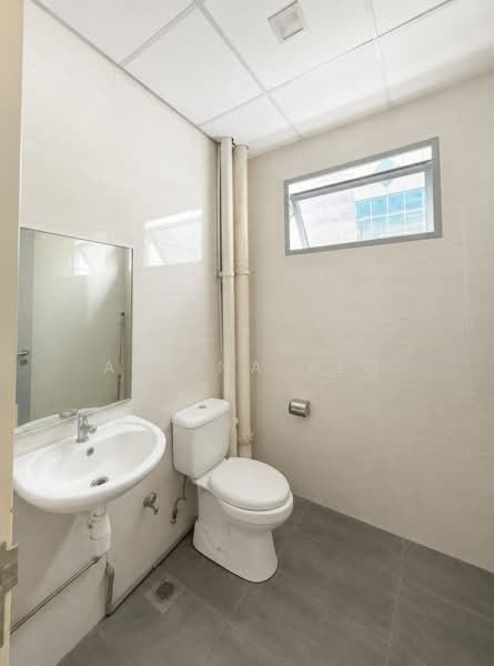 Solstice Business Centre, 23 New Industrial Road, 1,517 sqft, Light Industrial (B1) For Sale, by Alvina Yeo, 500233145 - Bathroom - CommercialGuru.com.sg