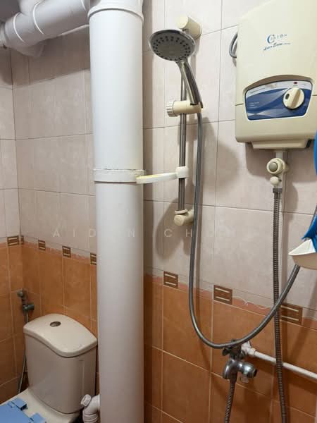 131 Choa Chu Kang Avenue 1, 131 Choa Chu Kang Avenue 1, Room Rental, 100 sqft, HDB Flat For Rent, by Aiden Chong, 500233196 - Bathroom - PropertyGuru.com.sg