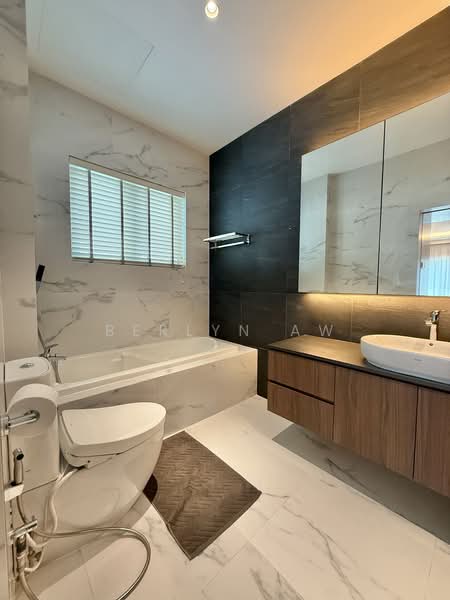 Stunning Punggol Seventeen Avenue Detached, Punggol Seventeenth Avenue, 6 Bedrooms, 6,000 sqft, Detached House For Sale, by Berlyn Aw, 500233201 - Bathroom - PropertyGuru.com.sg