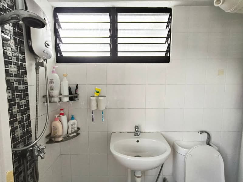 349 Woodlands Avenue 3, 349 Woodlands Avenue 3, 3 Bedrooms, 904 sqft, HDB Flat For Sale, by JESLYN LIM, 500233244 - Bathroom - PropertyGuru.com.sg
