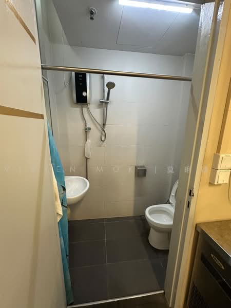 First Centre, 50 Serangoon North Avenue 4, 797 sqft, Light Industrial (B1) For Rent, by Vivien Mok (莫琍清), 500233278 - Bathroom - CommercialGuru.com.sg