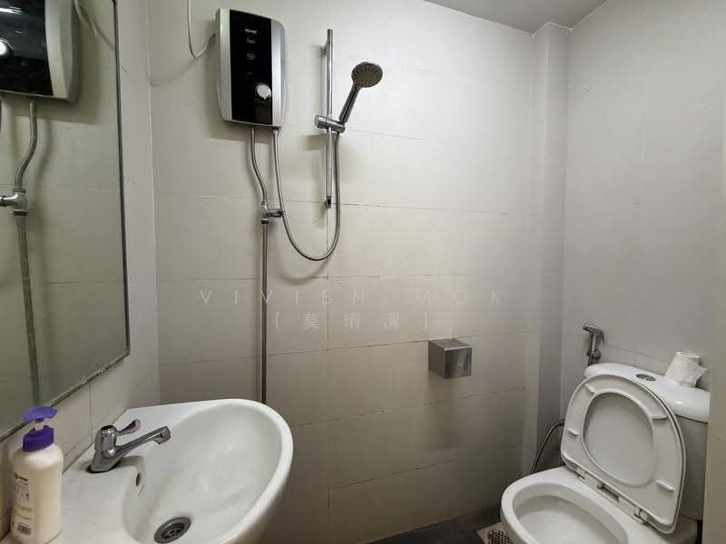 First Centre, 50 Serangoon North Avenue 4, Hougang / Punggol / Sengkang, 797 sqft, Light Industrial (B1) For Rent, by Vivien Mok (莫琍清), 500233278 - Bathroom - CommercialGuru.com.sg