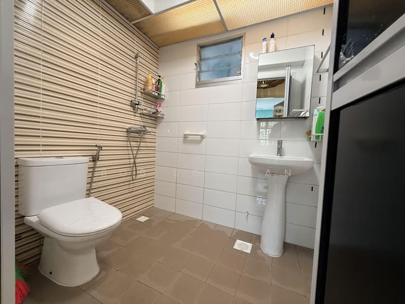 442C Bukit Batok West Avenue 8, 442C Bukit Batok West Avenue 8, 3 Bedrooms, 990 sqft, HDB Flat For Sale, by Bob Sophian, 500233295 - Bathroom - PropertyGuru.com.sg
